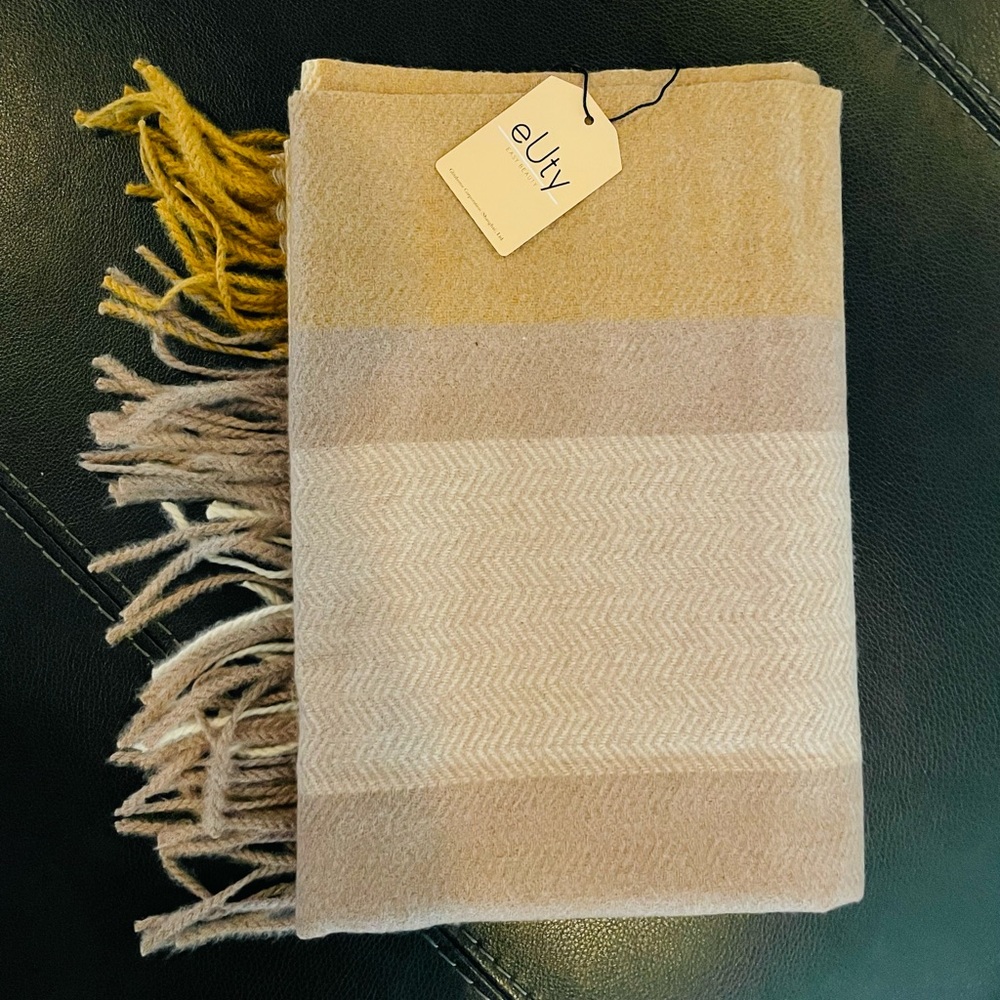 Women’s Wide Plaid Scarf. NWT